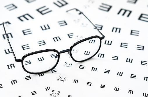 爱躺着刷手机？小心两眼近视度数差距变大