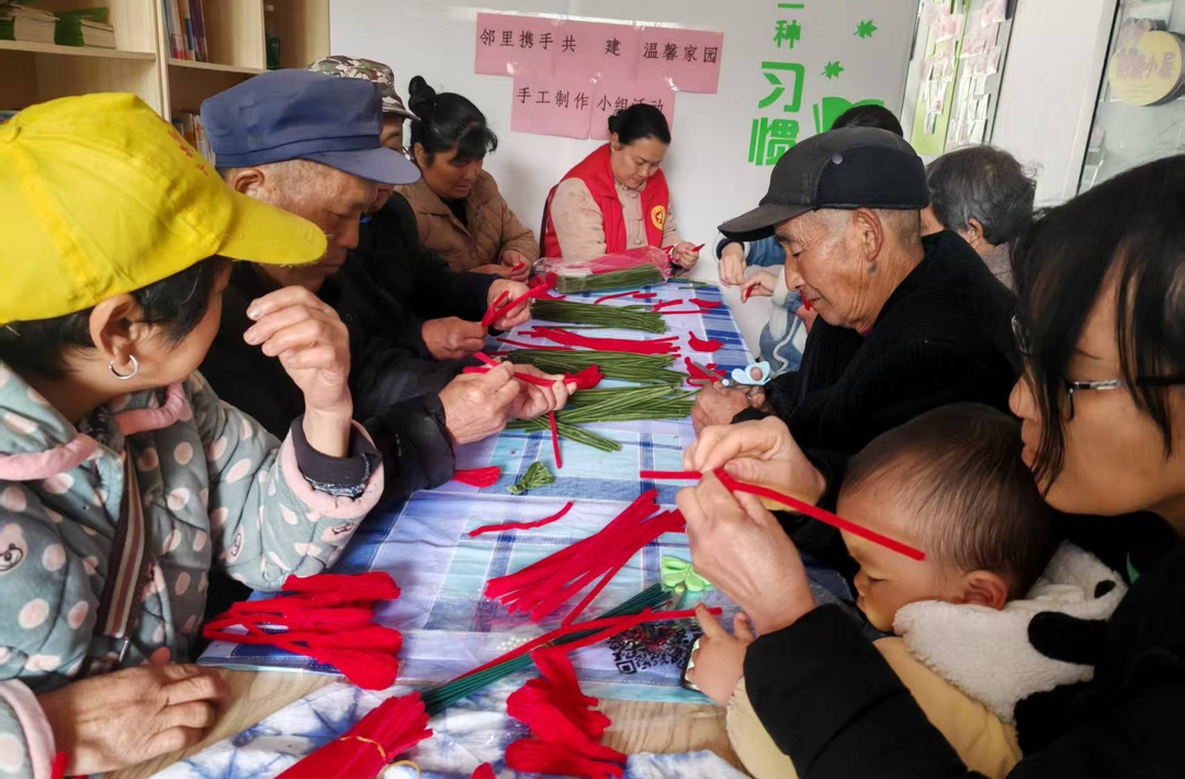 中方县泸阳镇民政社工站：开展手工制作小组活动