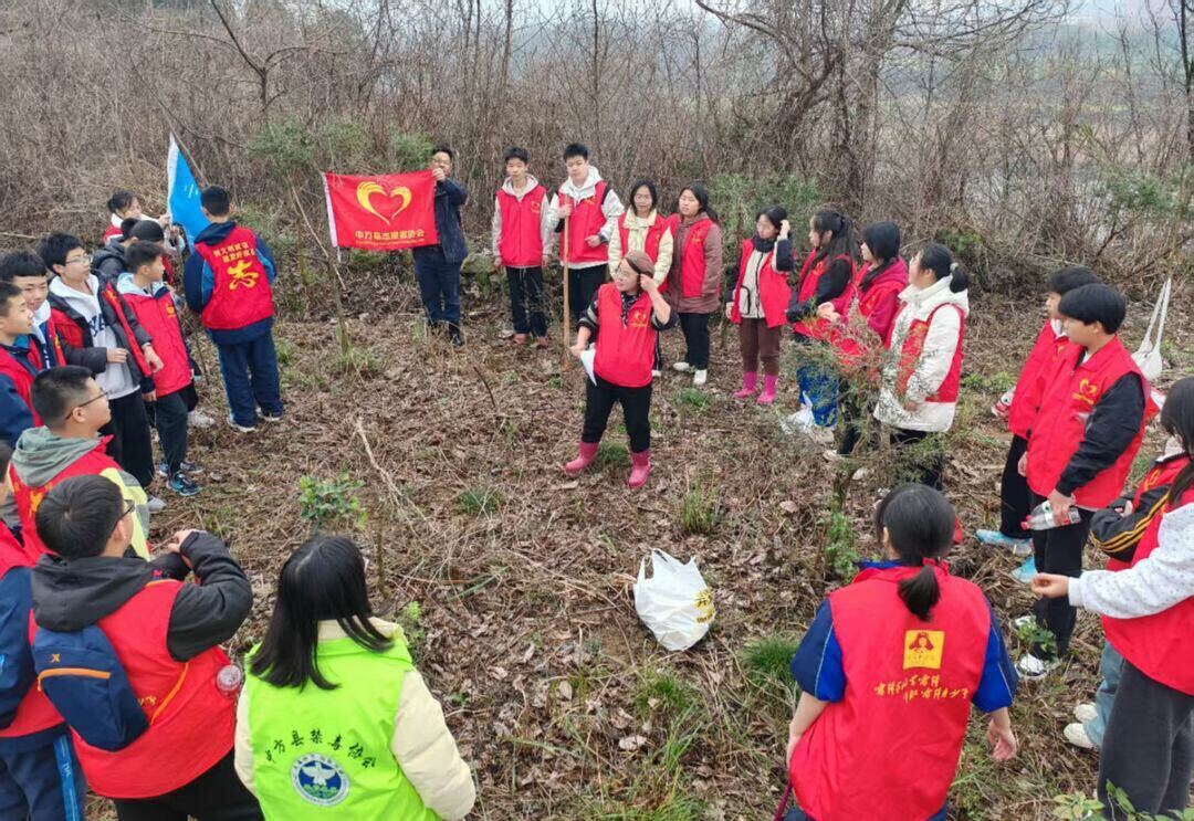 中方县雷锋青少年开展“履行植树义务 共建美丽中国”活动