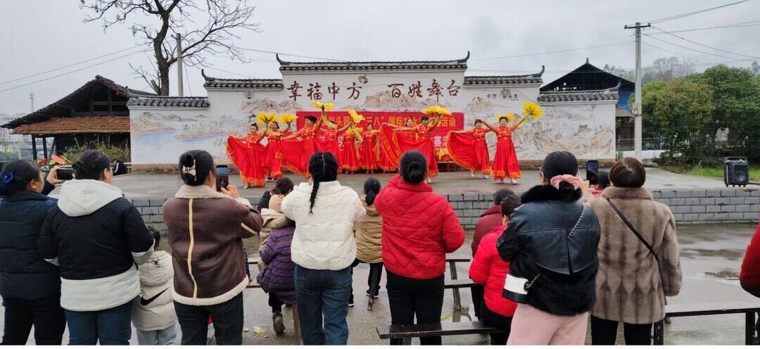 中方县中方镇岩头园村：欢歌笑语庆“三·八”巾帼女性展风采