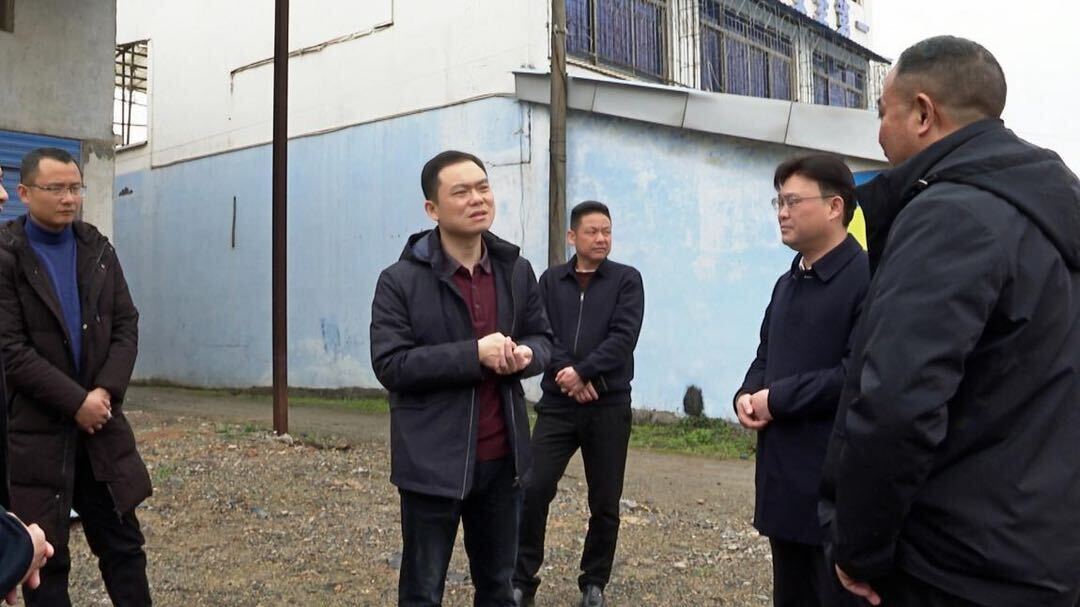 胡杰现场调度鹤中一体化、旅发大会项目建设工作