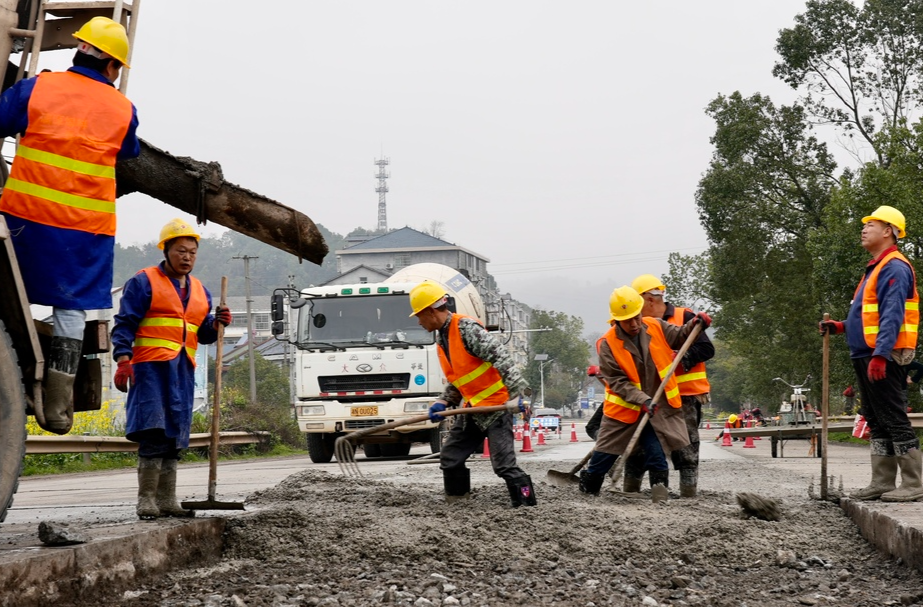 中方县：农村道路“补”出群众出行“坦途”