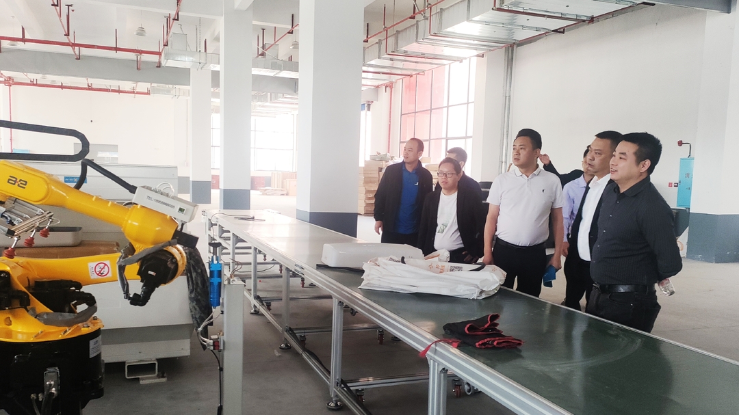 东莞市怀化商会常务副会长东怡纸品有限公司董事长黄喜中一行考察中方县座谈会召开