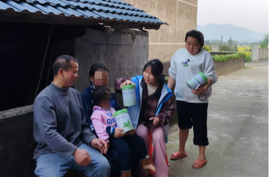 中方县铜湾镇民政社工站：开展“爱心奶粉，点亮希望”志愿服务活动