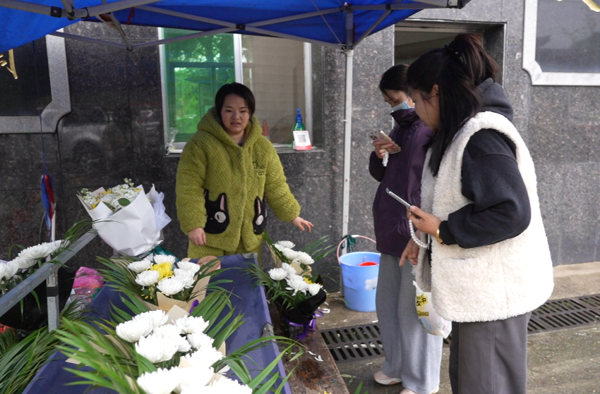 中方县：清明祭扫迎来首个高峰日，文明新风渐入人心