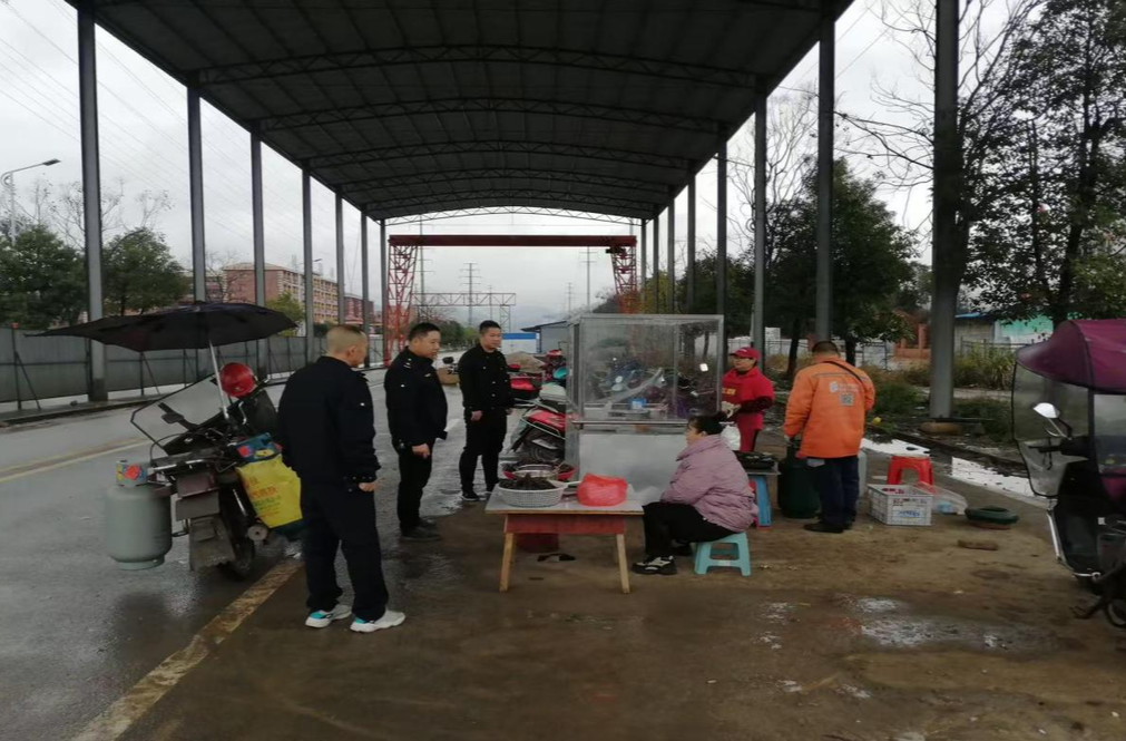 中方县城管执法局：规范整治流动摊贩，营造良好市容环境