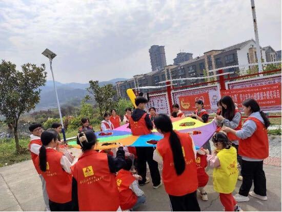 中方县开展“团团活力圈”清明主题活动