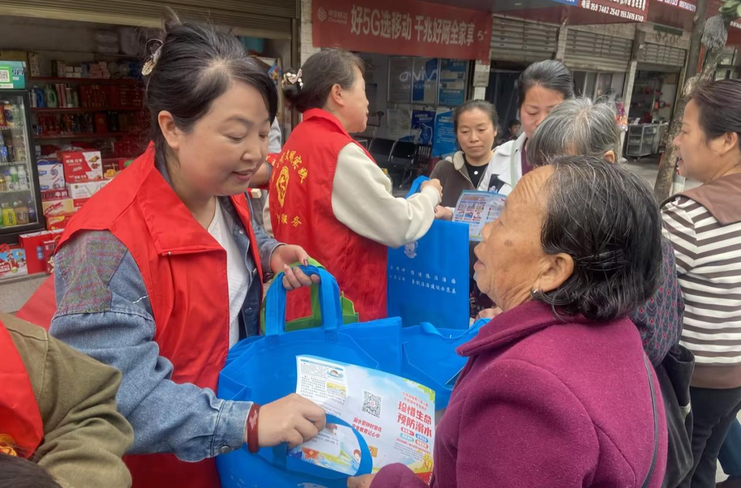 中方县铁坡镇妇联开展巾帼普法宣传活动