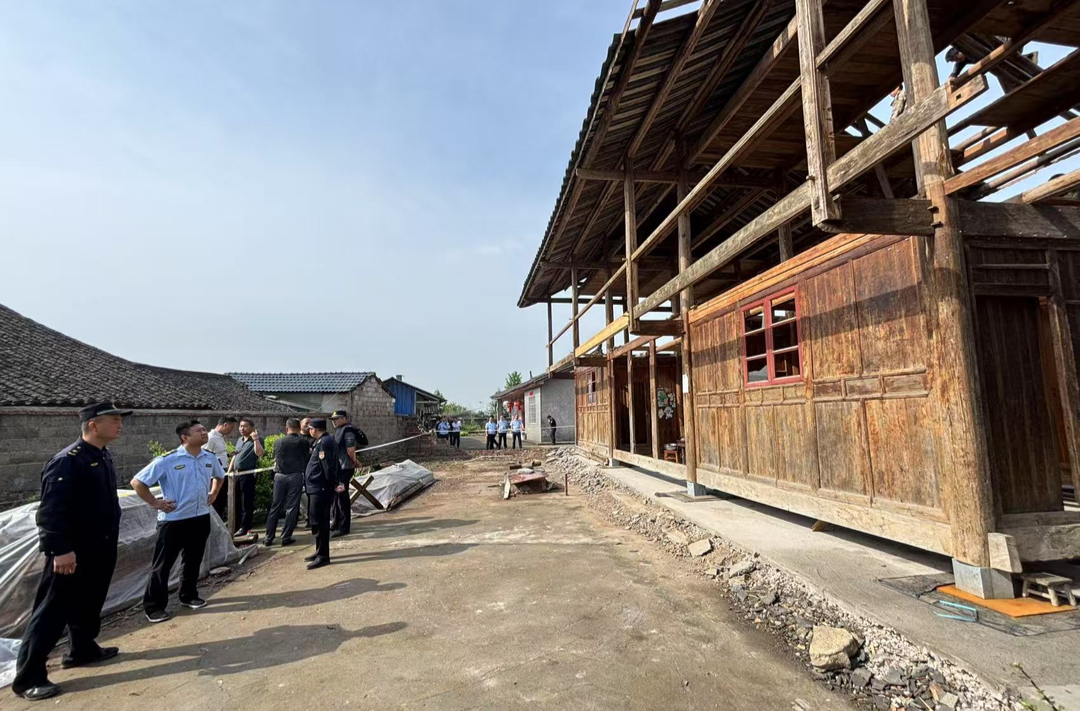 中方县城管执法局：强力拆除荆坪村违建，护航旅发大会