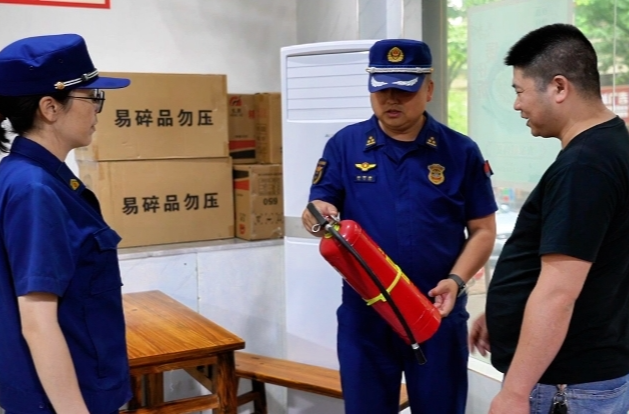 中方县消防救援大队开展沿街商铺消防安全检查 筑牢节日安全屏障