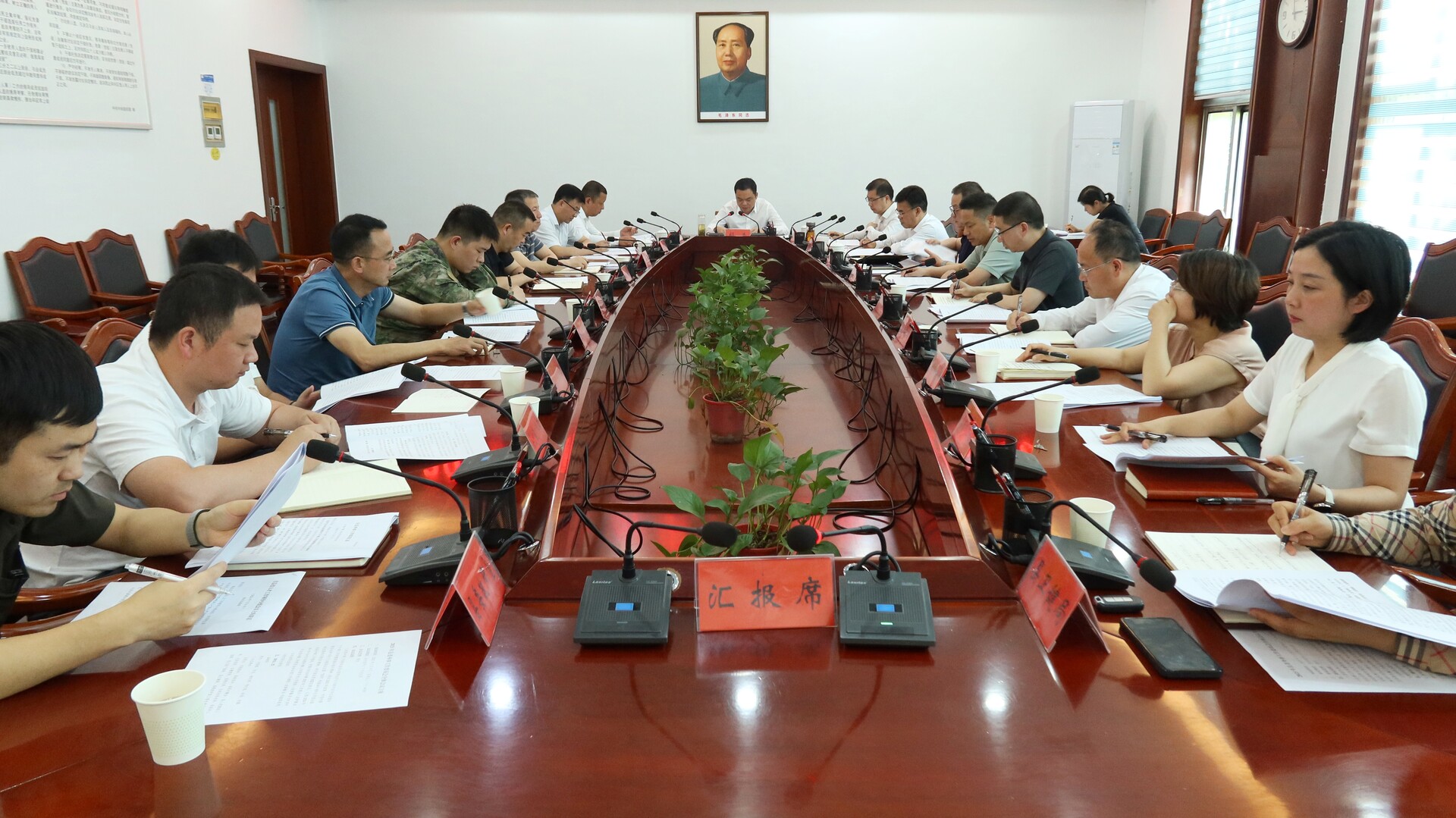 胡杰主持召开2025年县委外事工作委员会全体会议