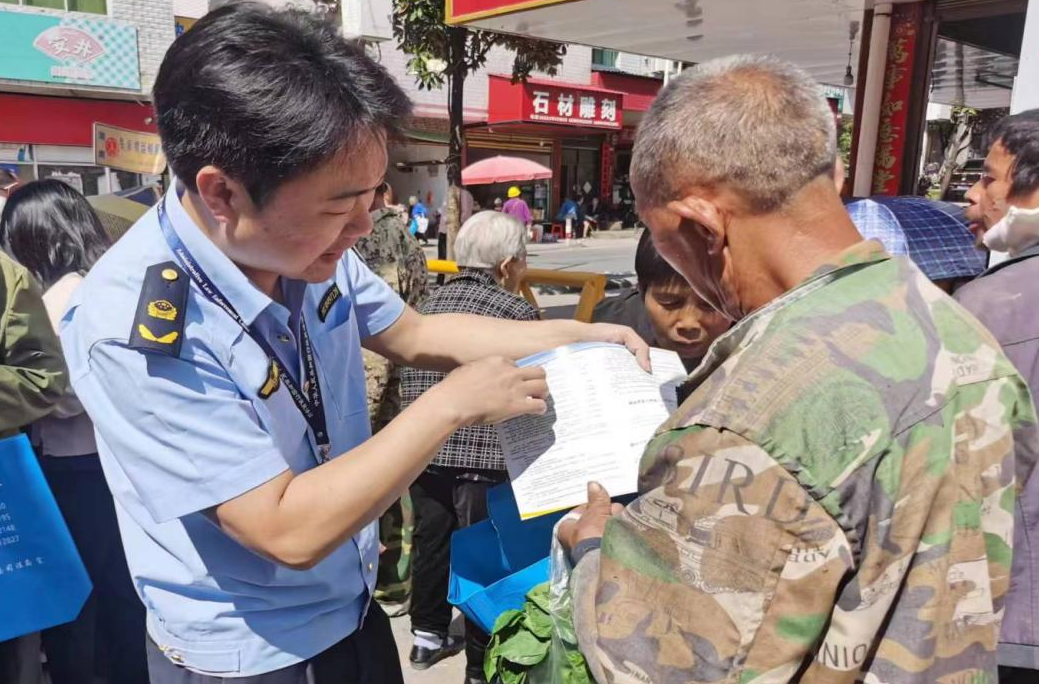 法治宣传进集市 中方县铁坡镇筑牢乡村治理“法治屏障”