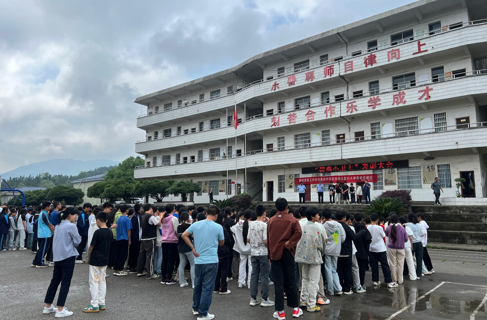 中方县：5名学生发现罂粟报警获表彰