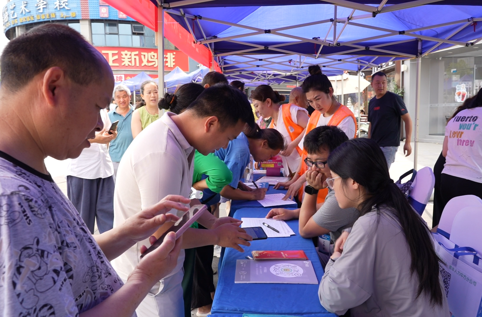 “就”在中方，“职”面民生第三场——2025年中方县民营企业服务月活动暨易地搬迁安置点专场招聘会举行