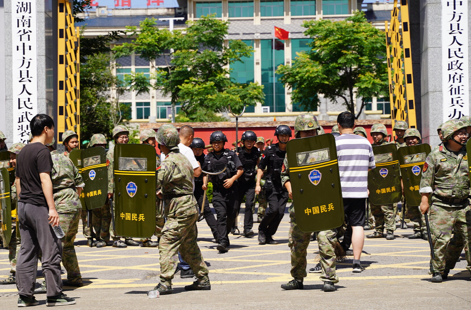 雷霆出击砺尖兵！中方县合成演练 模拟高效处置重要目标防卫工作