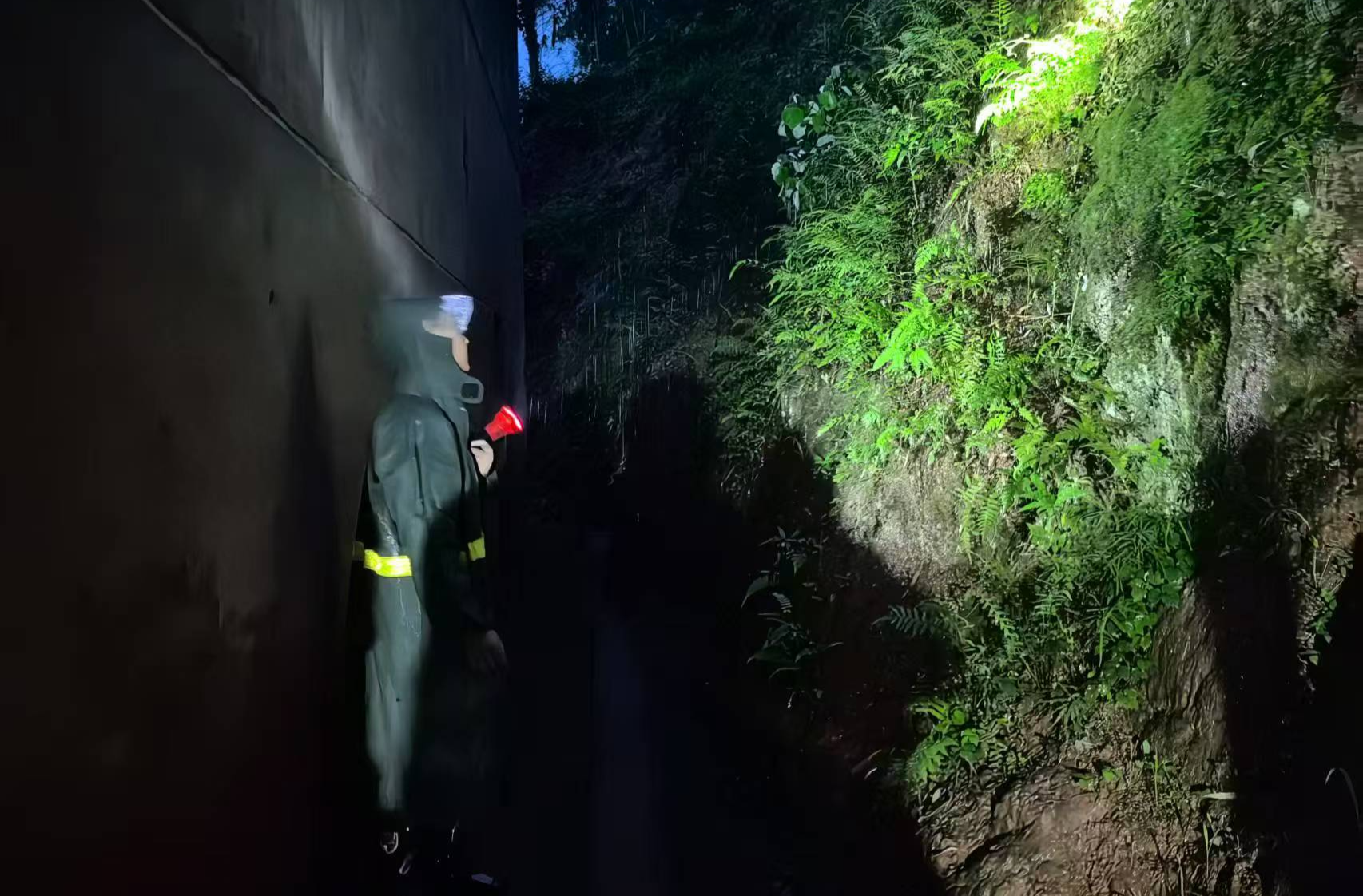 强降雨来袭，中方县桐木镇成功转移群众