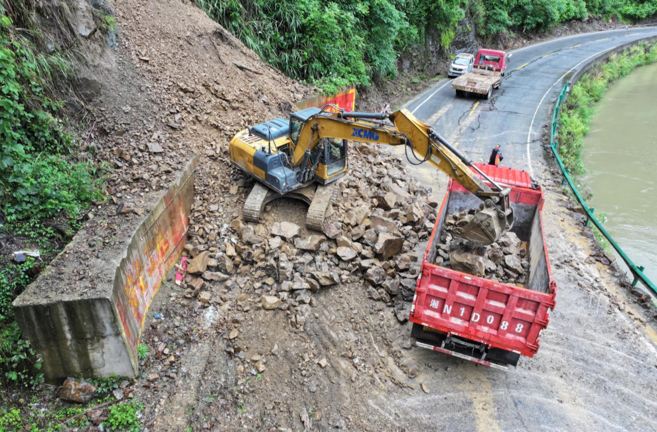 视频|中方： 多部门联动抢修省道S322道路塌方保畅通