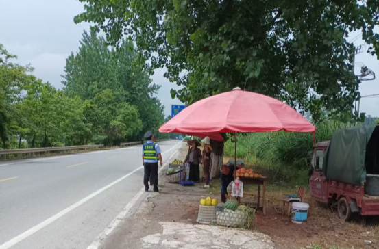 中方县：清理占道摆摊设点 消除道路安全隐患