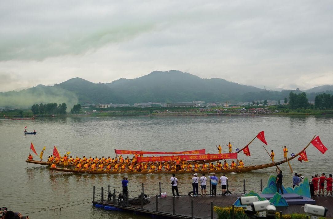 中方县6支龙舟队助威怀化传统龙舟赛