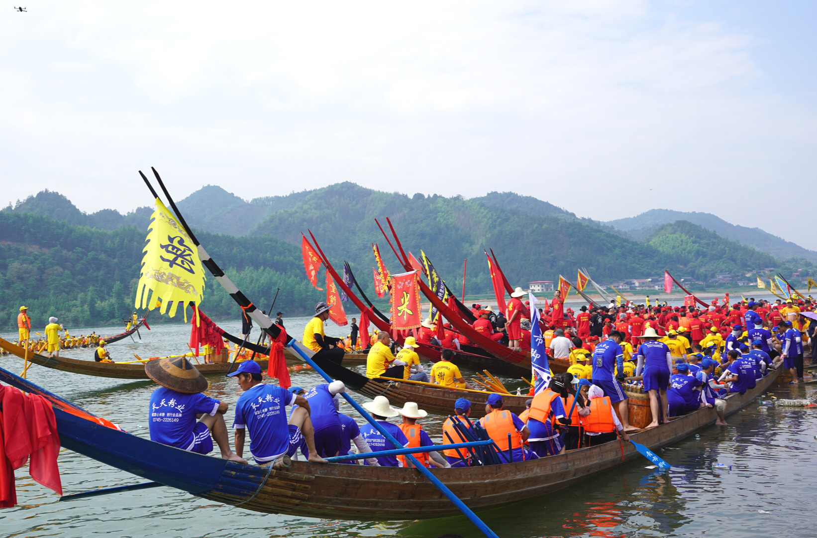 中方县铜鼎镇：燕尾龙舟自划活动再现传统风采