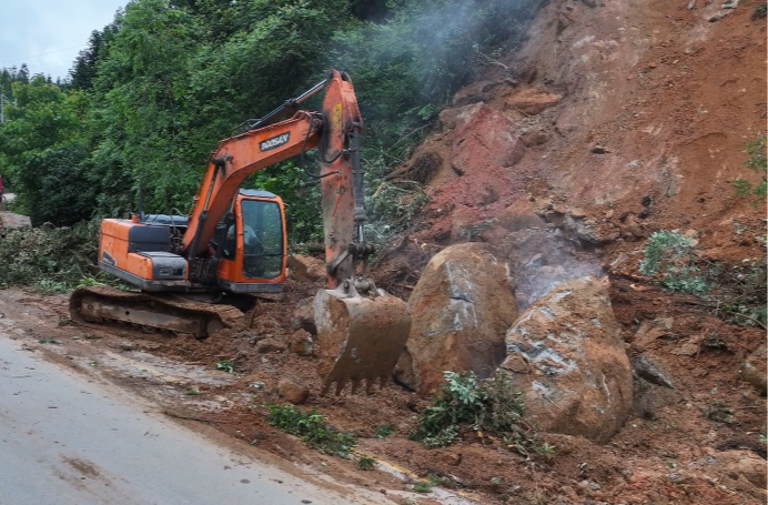中方县遭遇历史性强降雨 多地道路塌方 应急抢险全力展开