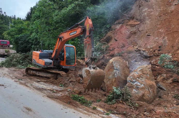 视频｜中方县遭遇历史性强降雨 多部门抢修受损道路
