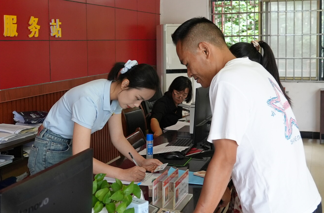 学习身边榜样|管孝凤：脱下戎装志不改 扎根基层绽芳华