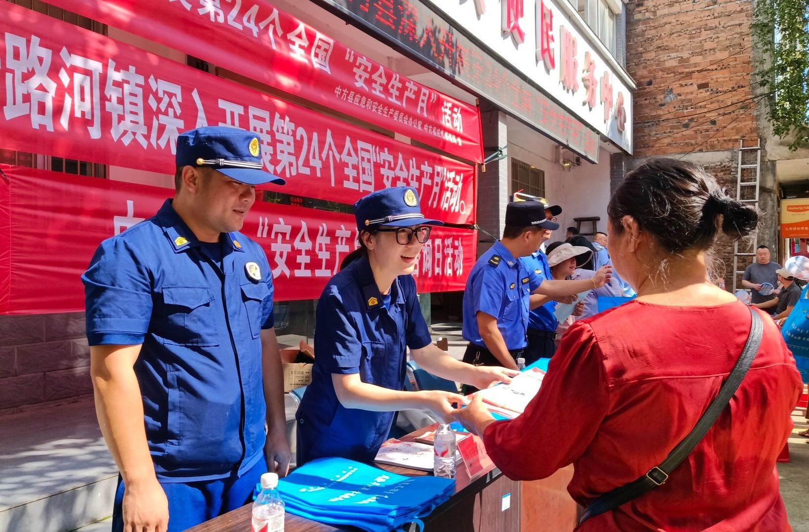 中方县消防救援大队开展安全生产月宣传活动