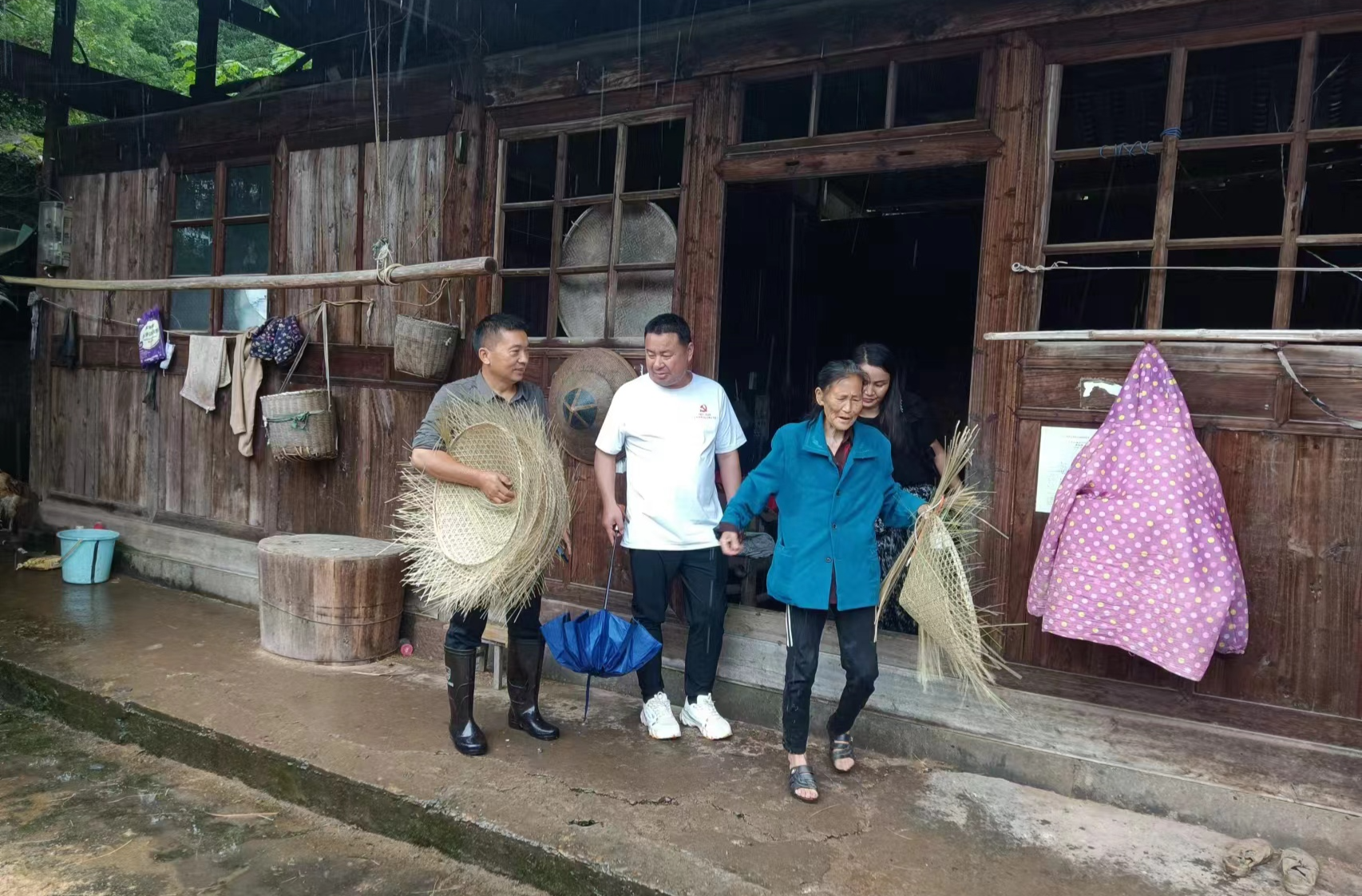 “汛”线直击|全力应对强降雨！中方县桐木镇桐坪村紧急转移地质灾害点群众
