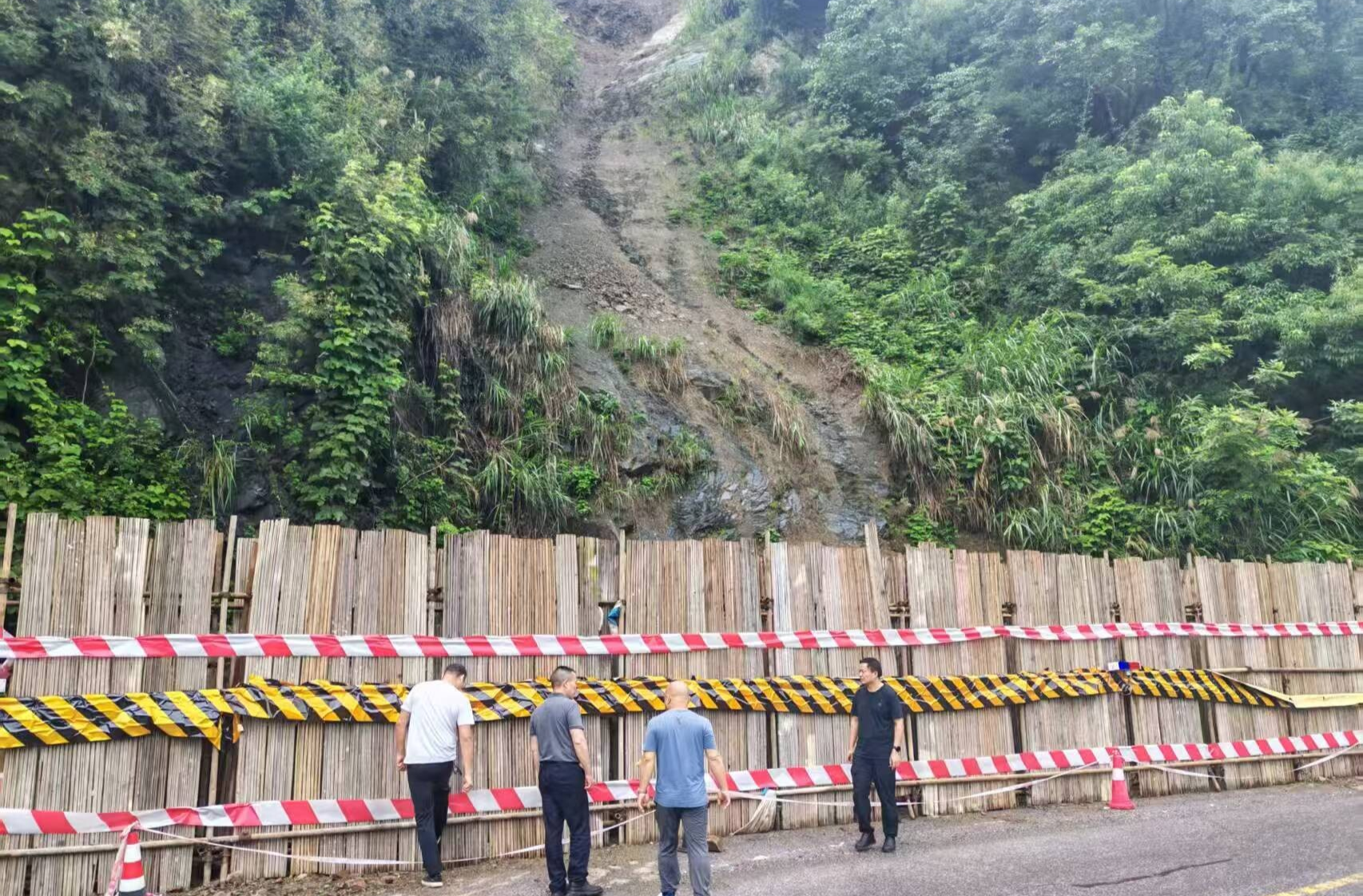 “汛”線直擊|迎戰(zhàn)強降雨 中方縣交通運輸局緊急行動 確保道路安全暢通