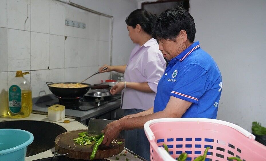 “汛”線直擊|風(fēng)雨中的溫暖港灣  中方縣安置點里熱飯熱菜暖胃更暖心