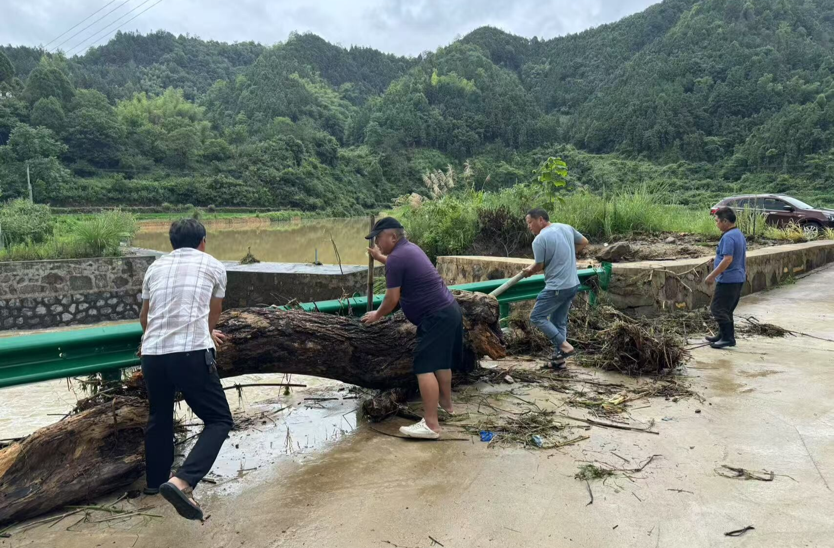 “汛”线直击|中方县袁家镇：干群齐心清塌方 保障出行暖民心