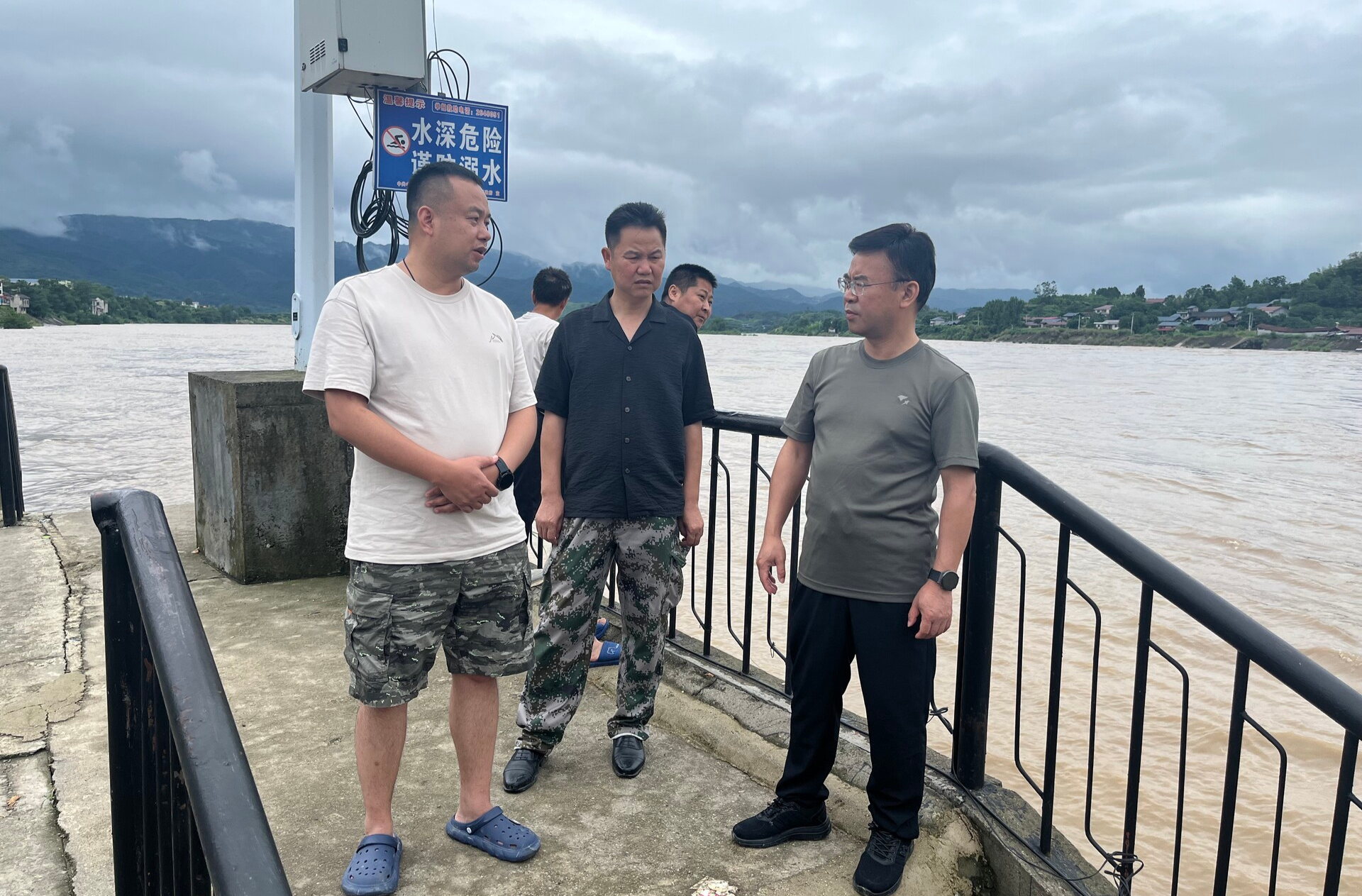 中方县领导到铜湾镇督导抗洪抢险工作
