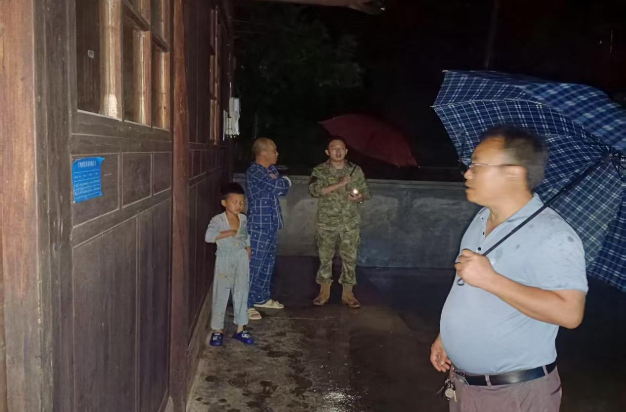 “汛”线直击|中方县桐木镇丰坡村：干部及时巡查 成功避险山体滑坡