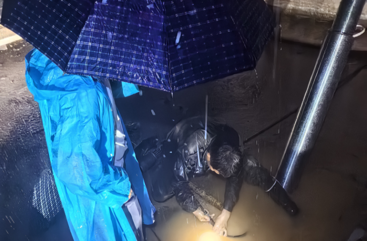 “汛”线直击|生死时速！中方县荆坪村连夜排除堤坝涵洞险情