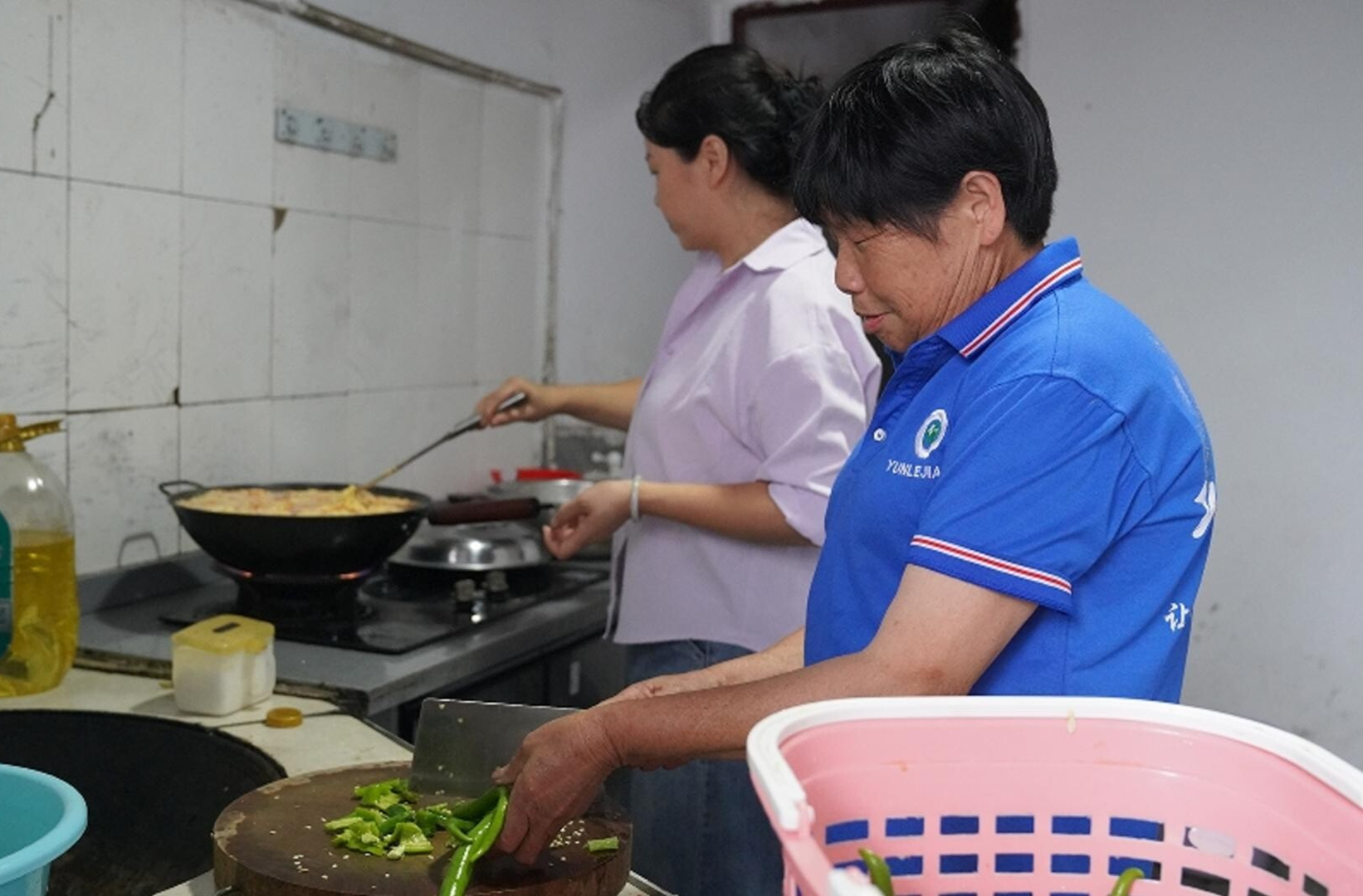 视频|“汛”线直击·风雨中的温暖港湾 中方县安置点里热饭热菜暖胃更暖心