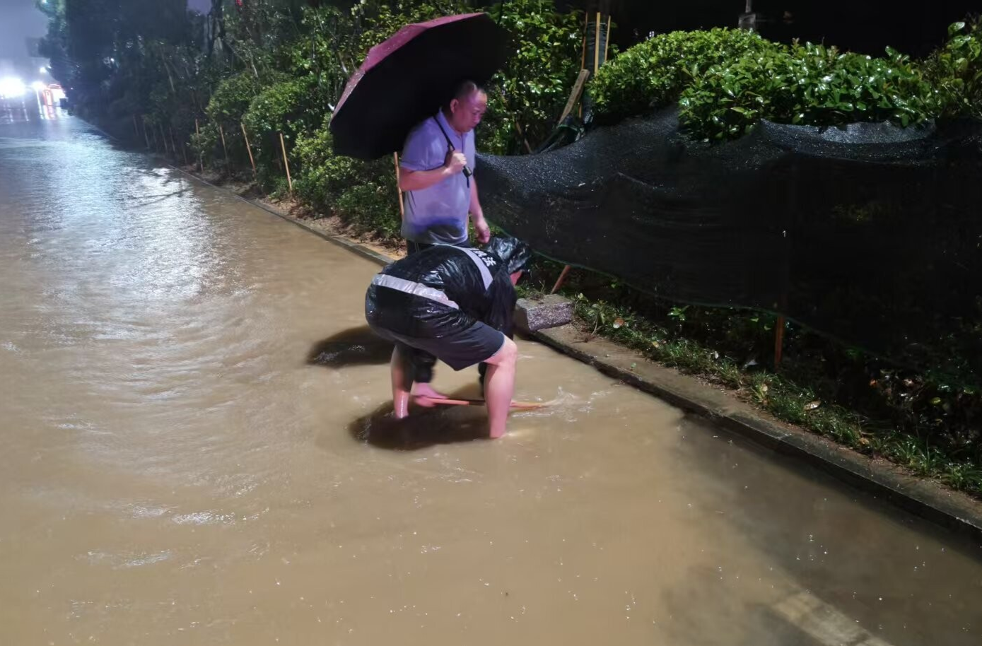 “汛”线直击|中方县城管执法局：雨中坚守 筑牢防汛防涝安全线