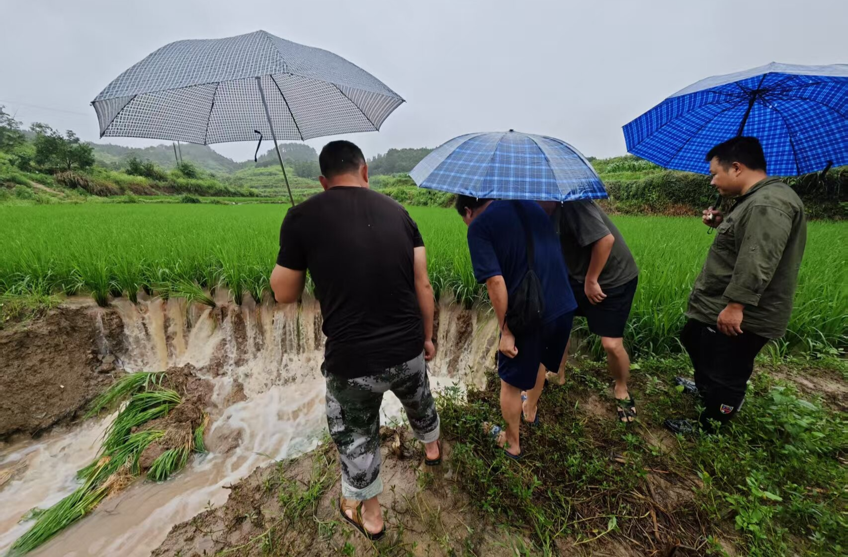 “汛”线直击|中方县铜鼎镇：紧盯重点区域巡查排险 筑牢防汛安全屏障