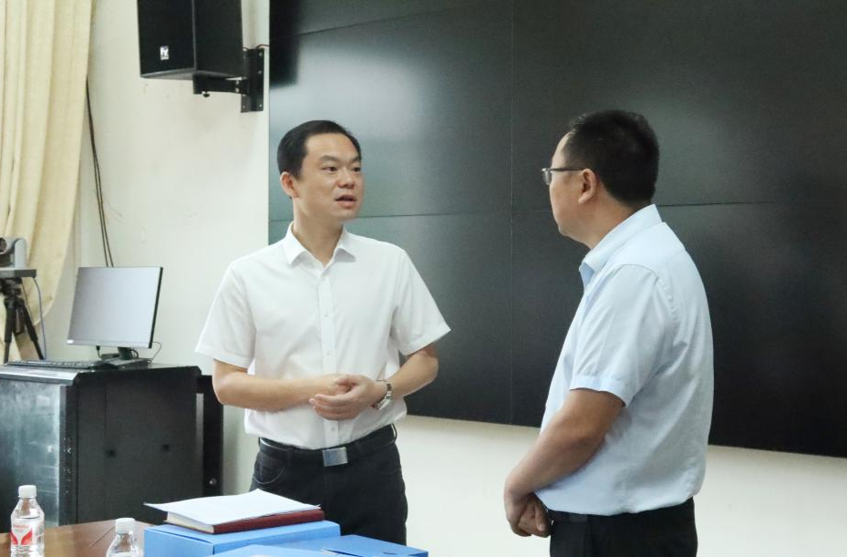 胡杰调研县直单位学习教育开展情况