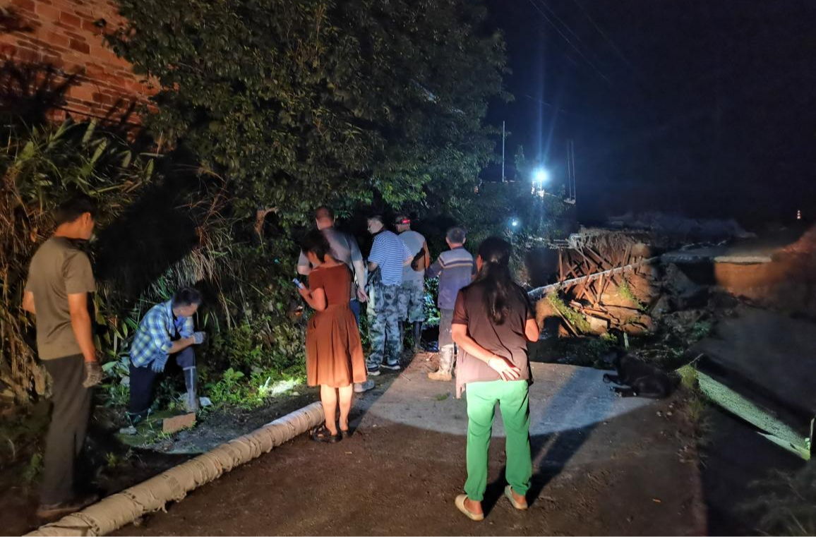 “汛”线直击｜中方县铁坡镇：干群连夜架设排水管道 化解村道塌陷次生灾害风险