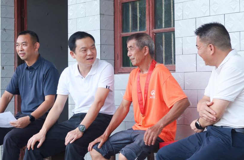 胡杰走訪慰問(wèn)老黨員、困難黨員