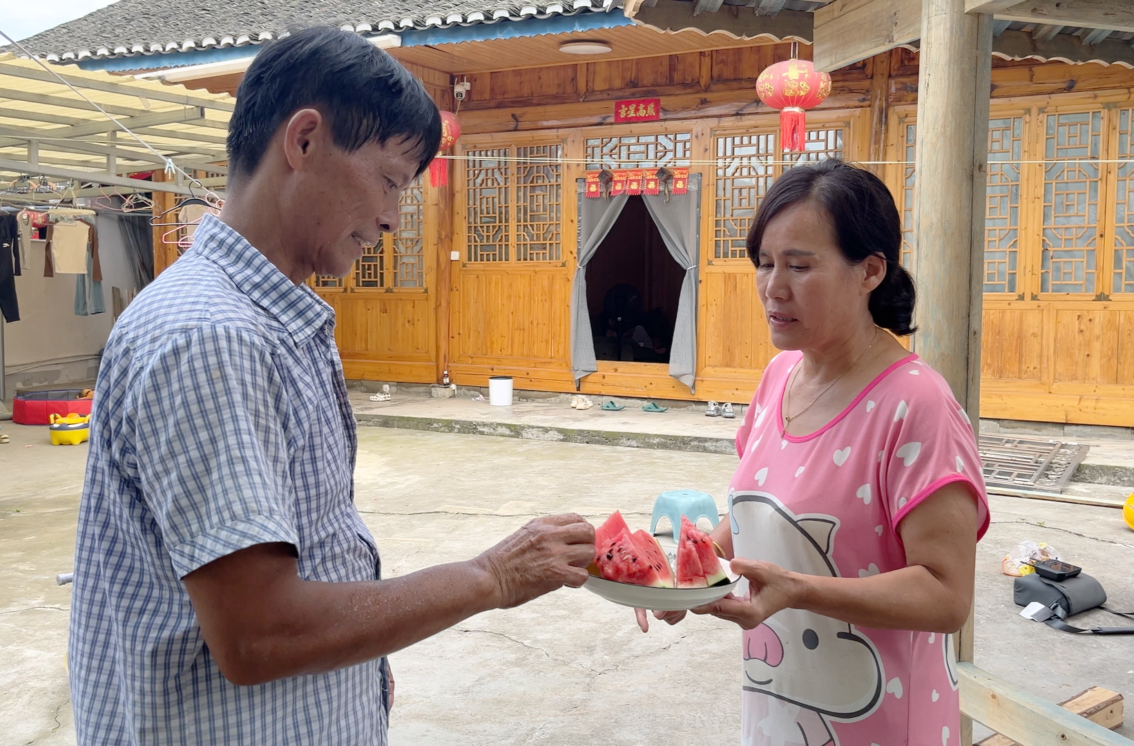 荊坪，煥新正當(dāng)時(shí)|荊坪古村提質(zhì)改造項(xiàng)目暖人心：村民送瓜遞茶慰工人 施工隊(duì)?wèi)?zhàn)暑攻堅(jiān)惠民生