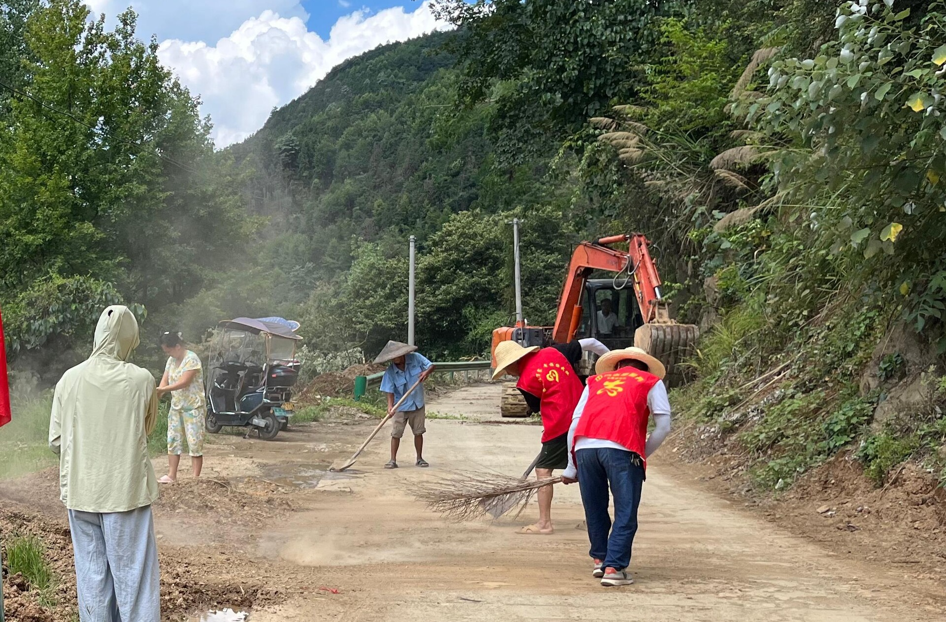 中方县铜鼎镇：代表带头干群合力 道路清障党旗红