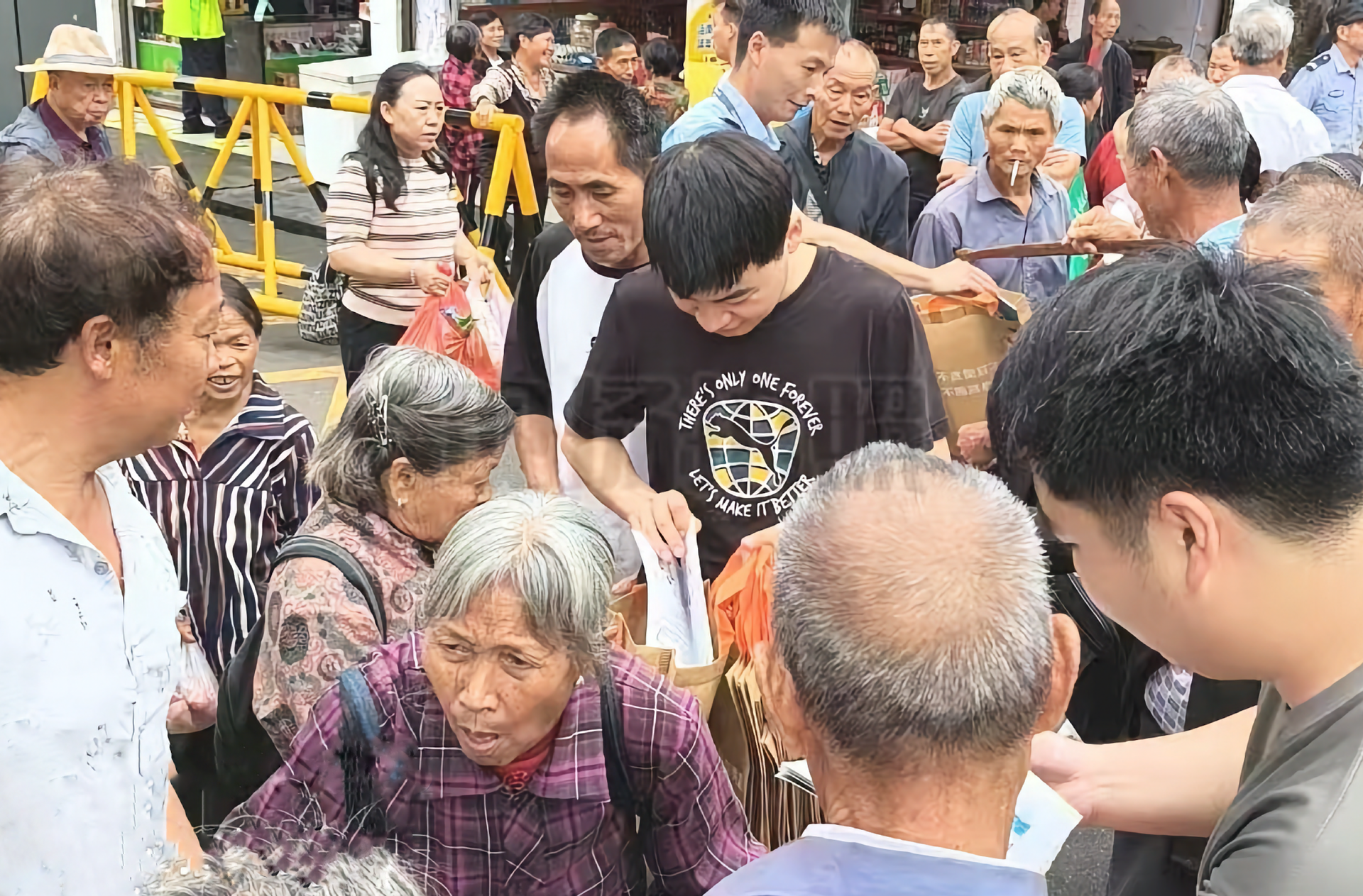 中方县铁坡镇：赶集日播撒禁毒种子 多维度织密全域防毒网