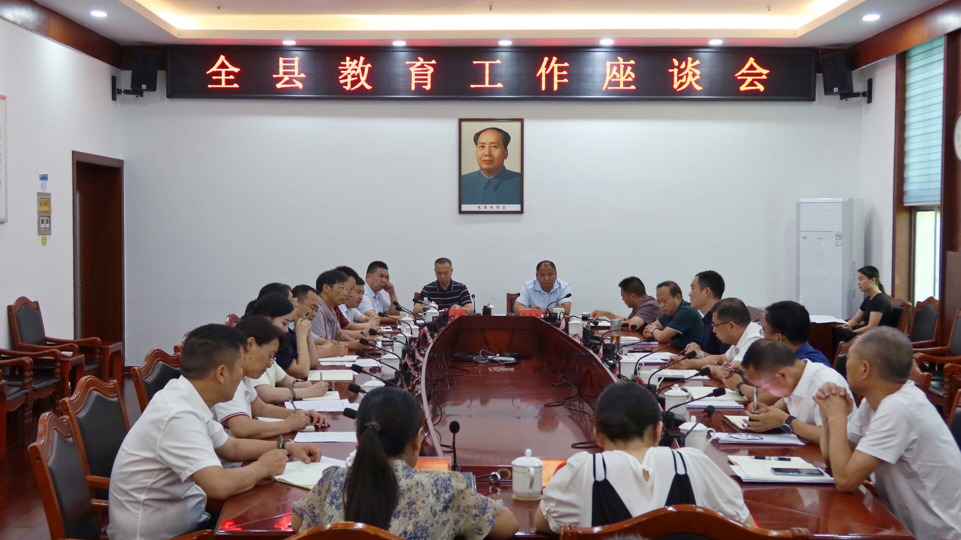 胡杰主持召开全县教育工作座谈会