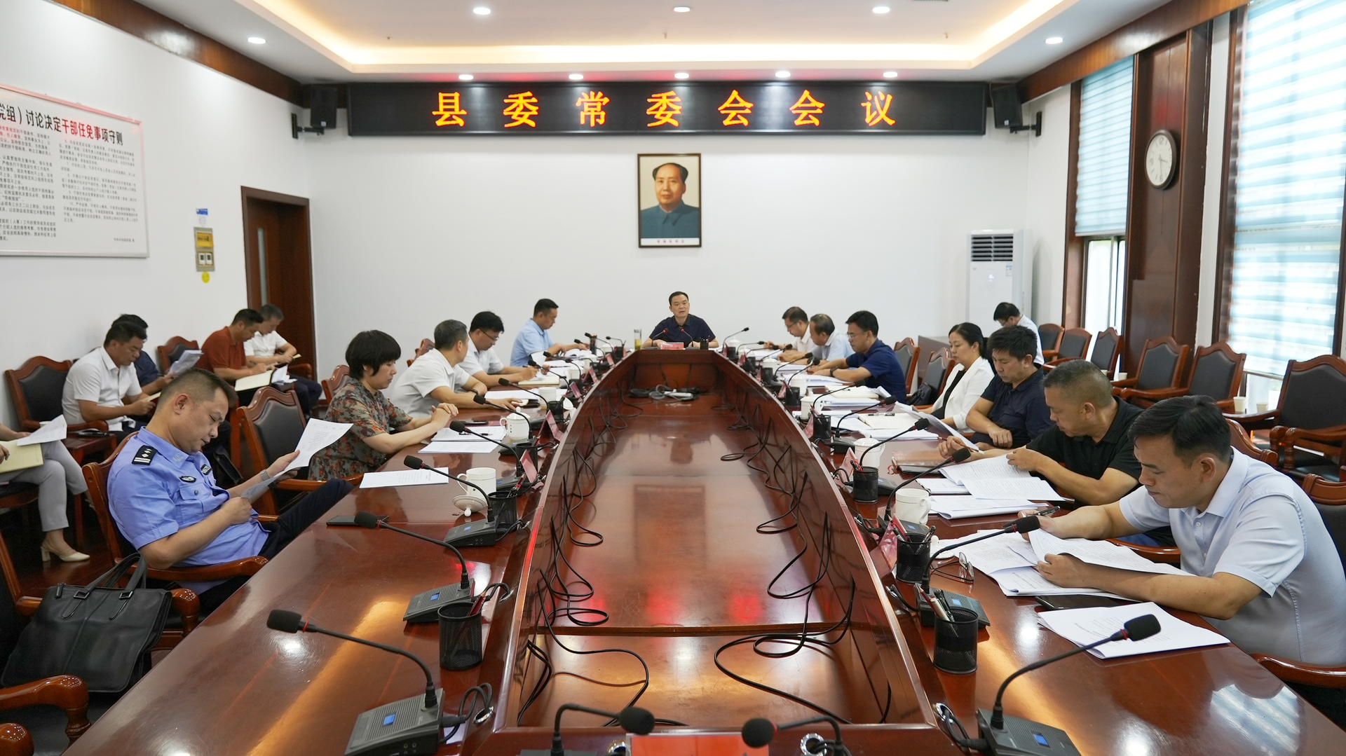 胡杰主持召开县委常委会会议