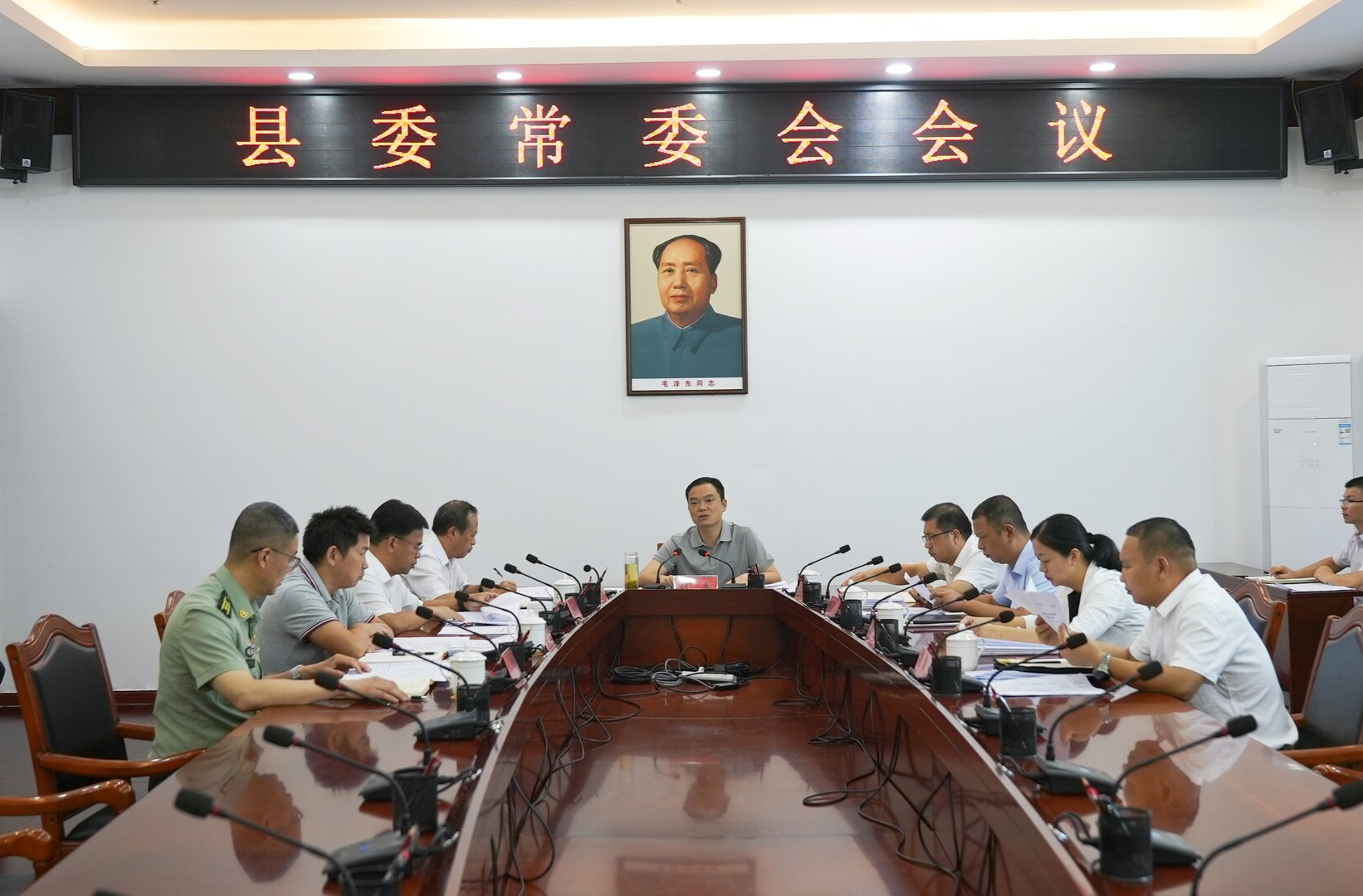 胡杰主持召开县委常委会会议