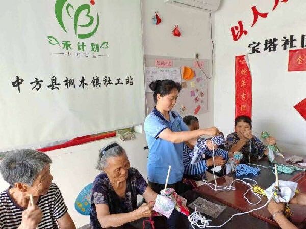 中方县桐木镇民政社工站：开展“指尖生趣，银龄同乐”手工兴趣支持小组活动