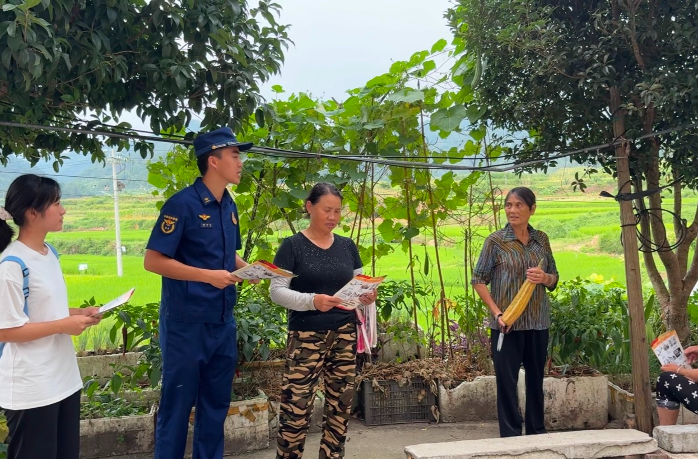 中方县消防救援大队联合湖南医药学院 “三下乡” 志愿服务团队宣传消防安全知识
