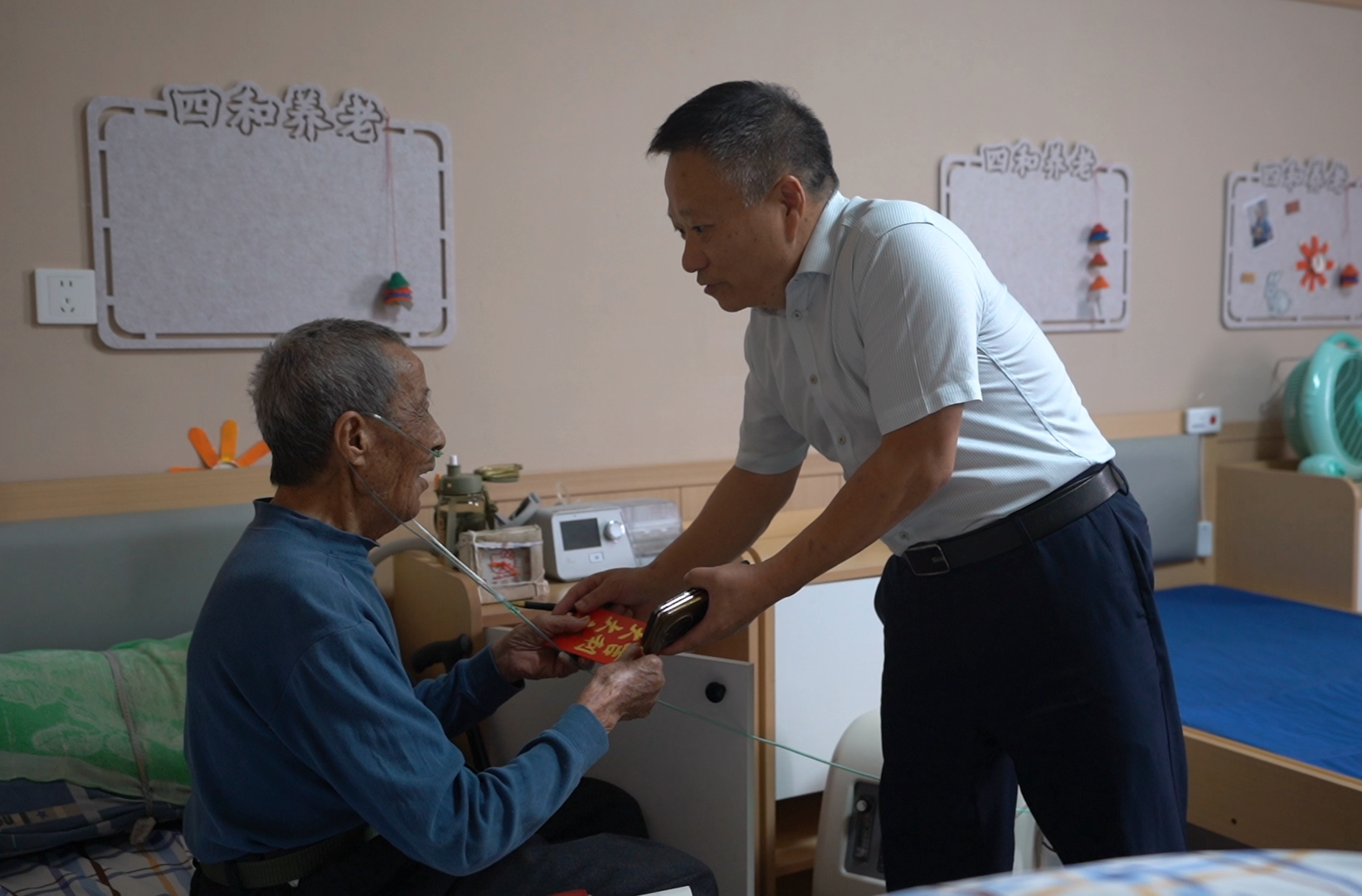 中方县：爱心企业家八一前夕慰问抗美援朝老兵